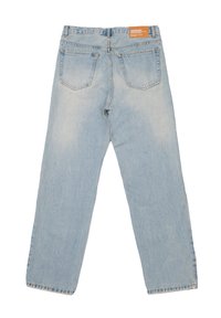 Ljust blå, högmidjade denimjeans med rak passform. Har två bakfickor och en brun etikett på midjan. Urblekt textur.