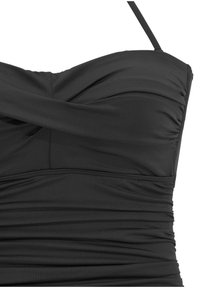 Sort svømmetopp med et strapless design, med samlet stoff og rynket tekstur. Glatt, elastisk materiale med subtil drapering.