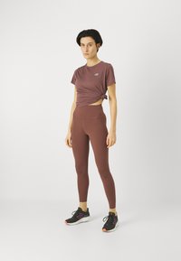 New Balance ATHLETICS - T-shirt desportiva - licorice heather