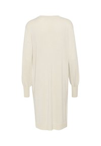 Ljus beige stickad klänning med långa, puffiga ärmar och rund hals. Slät textur, når till mitten av låret med en rak silhuett.