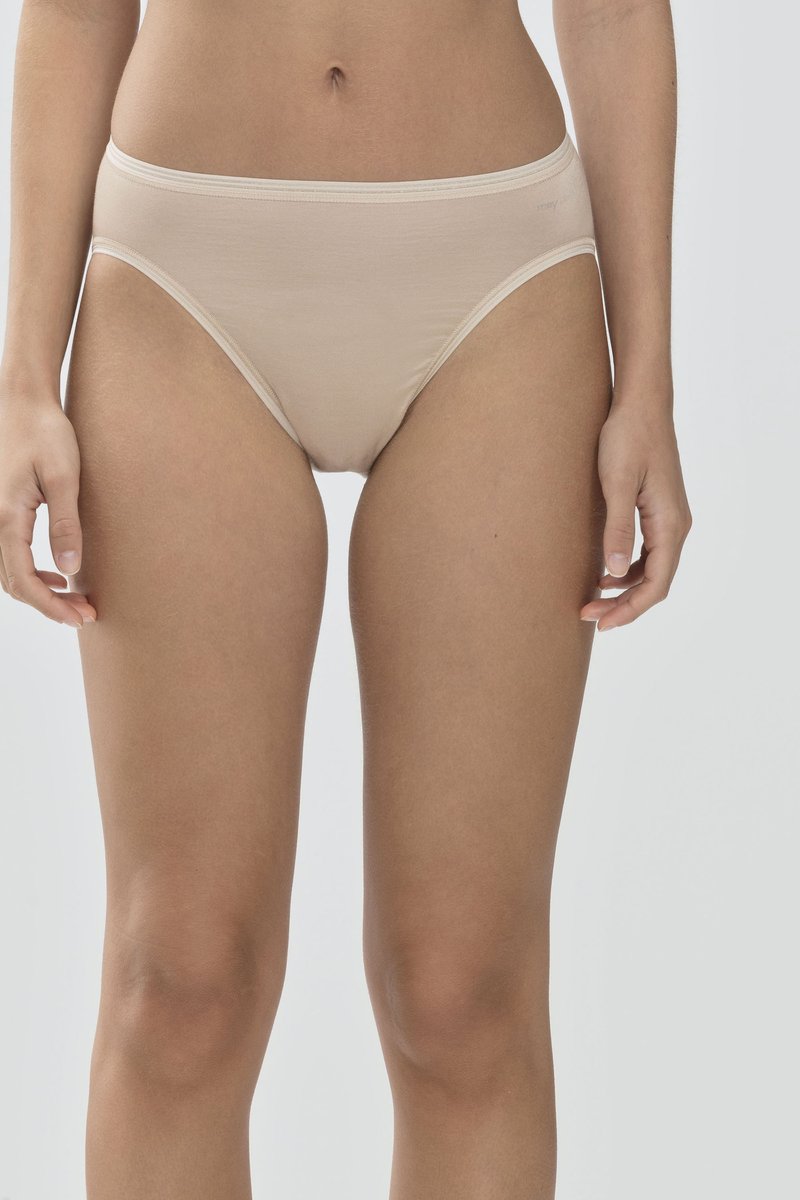 Sous-vêtements de style bikini en tissu beige avec une texture lisse, arborant un design minimaliste et une taille élastique subtile.