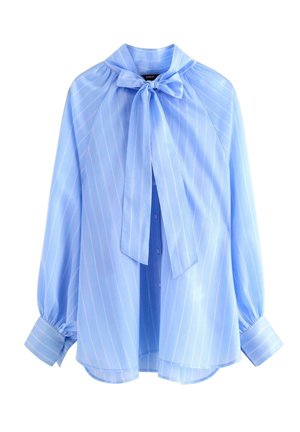 Blusa azzurro chiaro con righe verticali bianche, tessuto morbido, fiocco al collo e maniche lunghe a sbuffo con polsini abbottonati.