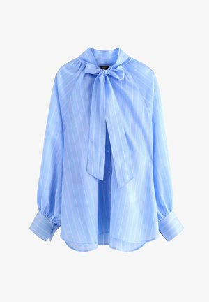 Blusa azzurro chiaro con righe verticali bianche, tessuto morbido, fiocco al collo e maniche lunghe a sbuffo con polsini abbottonati.