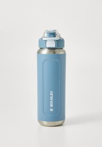 Sticlă de apă din oțel inoxidabil cu un finisaj mat de culoare albastru deschis, capac transparent și capac cu buton alb. Prezintă o suprafață texturată, durabilă.