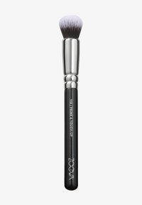 Make-up-Pinsel mit einem runden, weichen Borstenkopf in Schwarz und Weiß. Silberne Ferrule mit schwarzem Griff, beschriftet "110 / PRIME & TOUCH-UP."