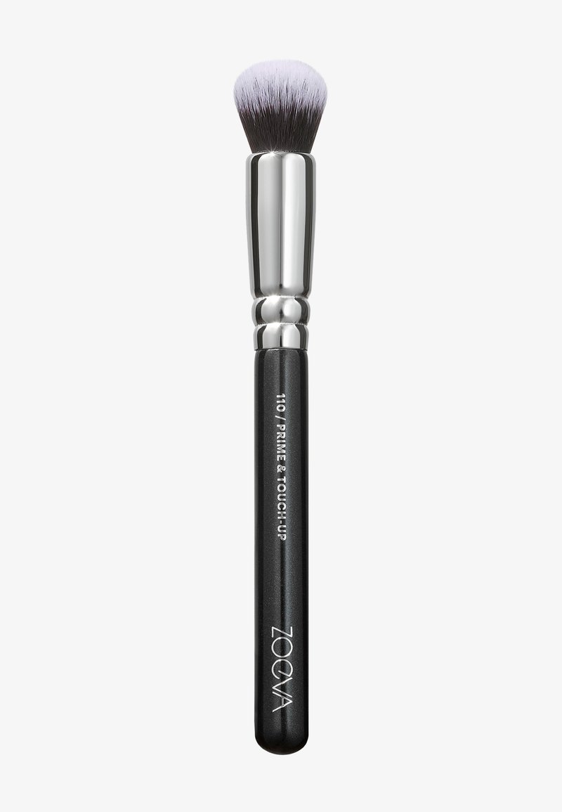 Make-up-Pinsel mit einem runden, weichen Borstenkopf in Schwarz und Weiß. Silberne Ferrule mit schwarzem Griff, beschriftet "110 / PRIME & TOUCH-UP."