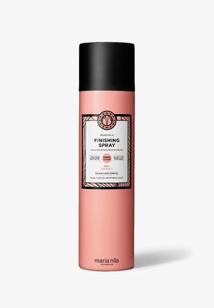 Roze cilindervormige sprayfles met een zwarte dop. Het label toont geometrische patronen en vermeldt "Maria Nila Finishing Spray", vegan en diervriendelijk.
