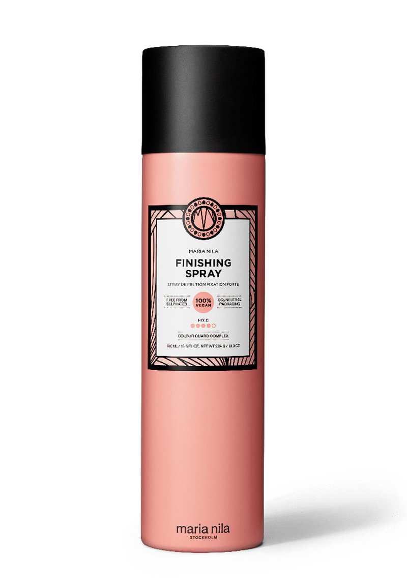 Roze cilindervormige sprayfles met een zwarte dop. Het label toont geometrische patronen en vermeldt "Maria Nila Finishing Spray", vegan en diervriendelijk.