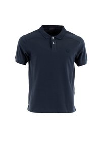 Polo de color azul marino hecho de algodón, con una tapeta de tres botones, mangas cortas y un logotipo sutil en el lado izquierdo del pecho. Textura suave.