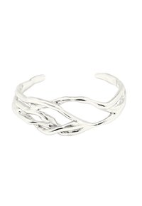 Bracciale a cuffia aperto in argento con un design intrecciato e organico simile a rami e finitura liscia e lucida.