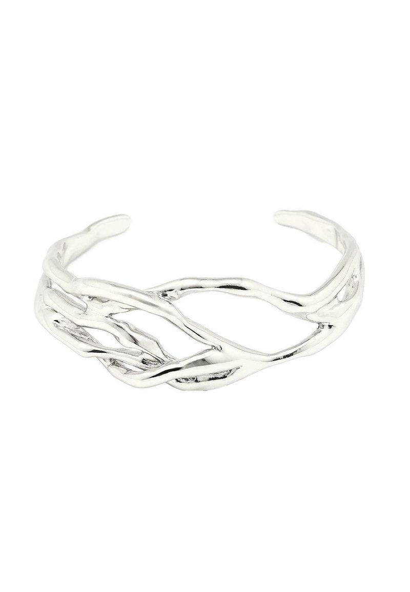 Bracciale a cuffia aperto in argento con un design intrecciato e organico simile a rami e finitura liscia e lucida.