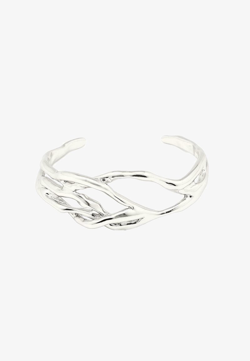 Bracciale a cuffia aperto in argento con un design intrecciato e organico simile a rami e finitura liscia e lucida.