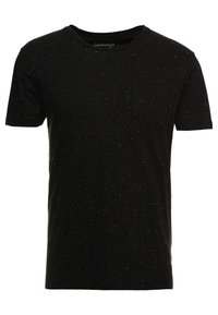 Camiseta negra de algodón, con un patrón moteado blanco, cuello redondo, mangas cortas y un bolsillo en el pecho.
