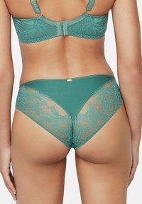 Ensemble de soutien-gorge et culotte en dentelle bleu-vert avec des motifs floraux, des panneaux en mesh et des accents en métal doré. Bretelles réglables pour un ajustement personnalisé.