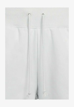 Białe krótkie spodenki dresowe z żebrowanym paskiem w talii, z regulowanym sznurkiem i dwoma przednimi kieszeniami. Gładki materiał z subtelnymi detalami tekstury.
