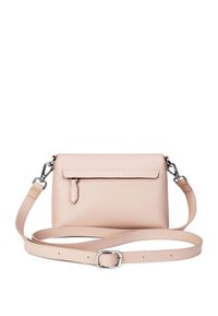 Světle růžová kožená kabelka přes rameno s texturovaným povrchem, horní klopou a nastavitelným popruhem. Obsahuje stříbrné kovové doplňky a embosované logo.
