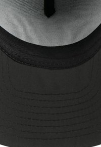 Casquette noire à visière plate, avec une texture extérieure lisse et une doublure intérieure grise. Couture renforcée le long de la visière.