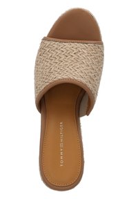 Geweven beige bovenkant met een gladde tan voetbed en zij-accenten. Open teen ontwerp, platte zool, met de merknaam in reliëf op het voetbed.