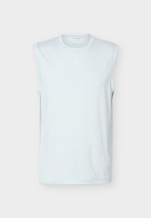 Ermeløs, lyseblå, atletisk tanktopp med rund hals og subtilt logo midt på brystet, vist på ensfarget bakgrunn.
