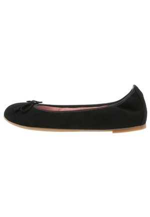 Ballerine plate en daim noir avec bout arrondi, petit nœud à l'avant, doublure intérieure rose pâle et semelle plate marron clair.