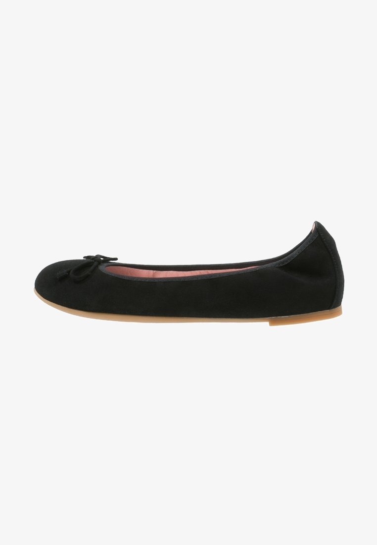 Ballerine plate en daim noir avec bout arrondi, petit nœud à l'avant, doublure intérieure rose pâle et semelle plate marron clair.