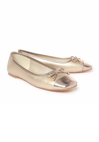 Zapatos planos de ballet metálicos dorados con punta redondeada, que presentan una punta metálica, detalle de lazo y una textura suave. Suela de goma plana.
