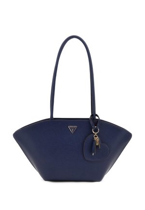 Sac à main structuré bleu marine avec de longues poignées, un porte-clé en forme de cœur et un petit logo triangulaire Guess sur le devant.