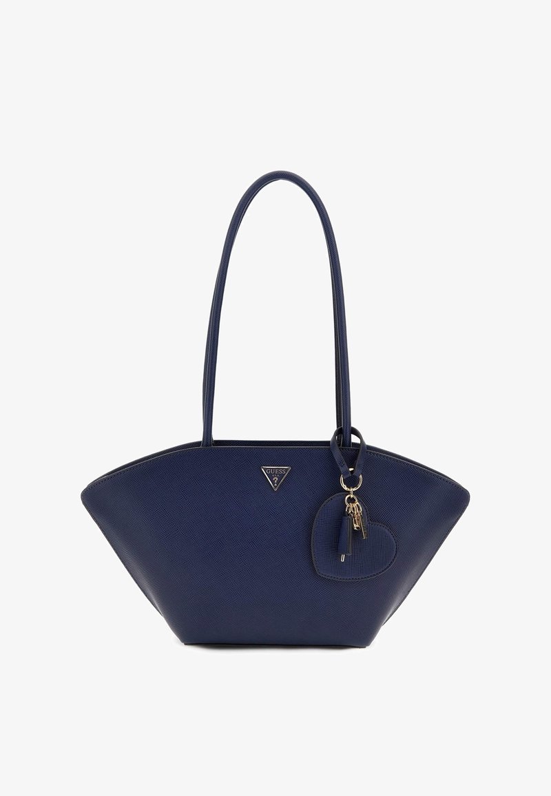 Sac à main structuré bleu marine avec de longues poignées, un porte-clé en forme de cœur et un petit logo triangulaire Guess sur le devant.