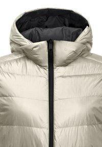 Lichtbeige pufferjack met een hoge kraag, volwaardige rits aan de voorkant en zwarte accenten. Heeft horizontale quiltpatronen en een gladde, glanzende textuur.