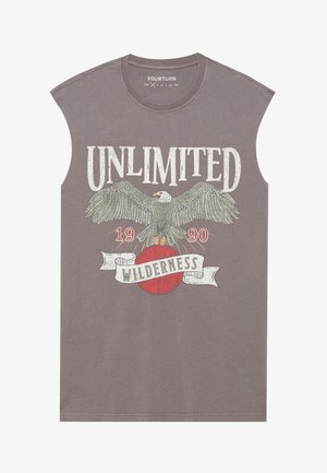 Harmaa hihaton T-paita, jossa on kotka- grafiikka, teksti "RAJOITTAMATON VILJELYS", ja punainen maapallomuotoilu. Pehmeä puuvillakangas rentoa istuvuutta varten.