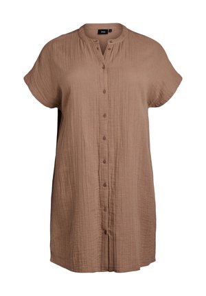 Robe chemise en coton marron avec un design à manches courtes, cinq boutons à l'avant et une texture plissée. Encolure ronde et ourlet à mi-cuisse.