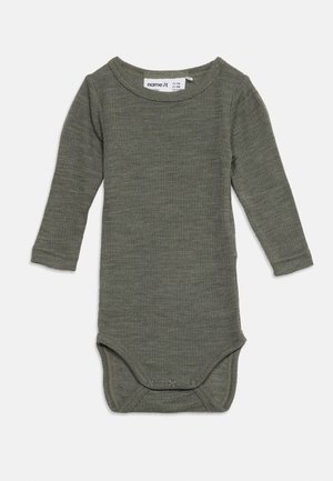 Langemouw olijfgroene geribbelde babyromper met drukknoopjes in het kruis en een ronde halslijn.