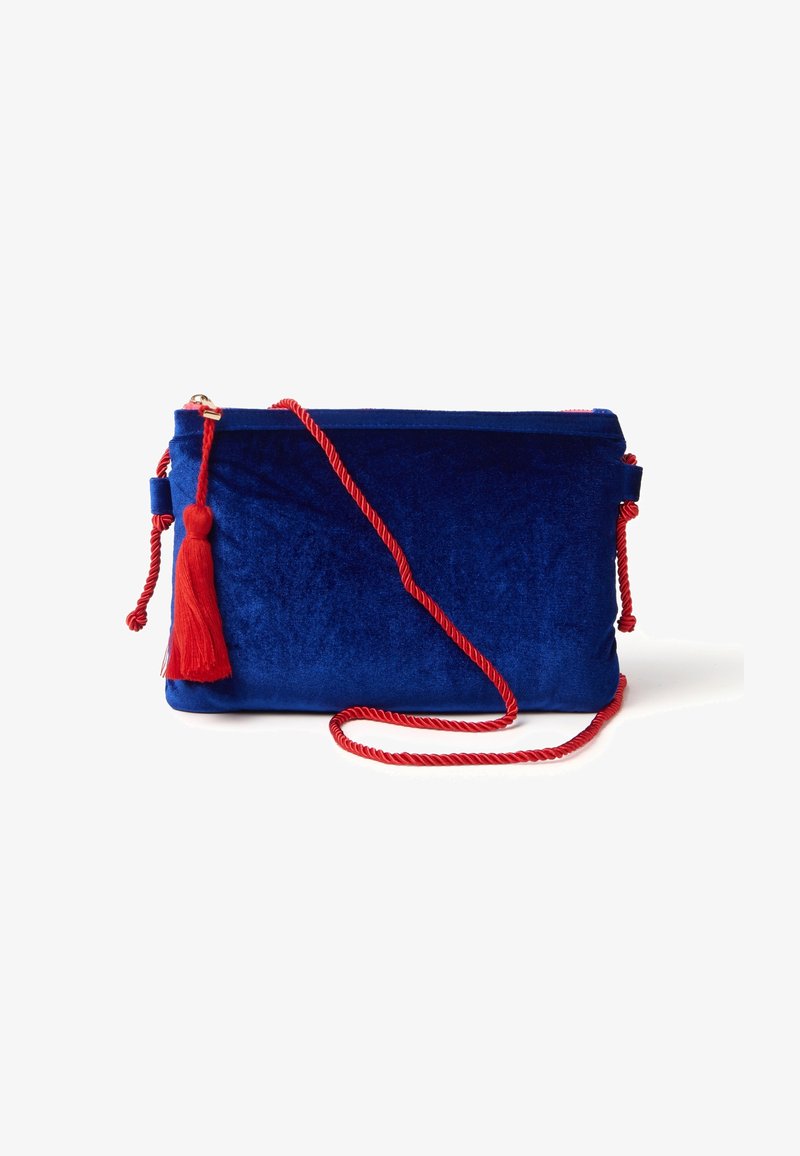Borsa a tracolla in velluto blu con manico in corda intrecciata rossa e dettagli con frange. Presenta una chiusura a zip e una superficie liscia e morbida.