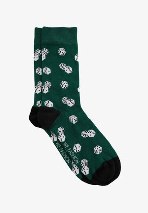 Calzini verdi con tacchi e punte neri, decorati con un motivo di dadi bianchi che mostrano diversi numeri.