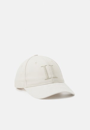 Casquette de baseball écrue avec visière incurvée et chiffres romains brodés "II" sur le panneau avant.