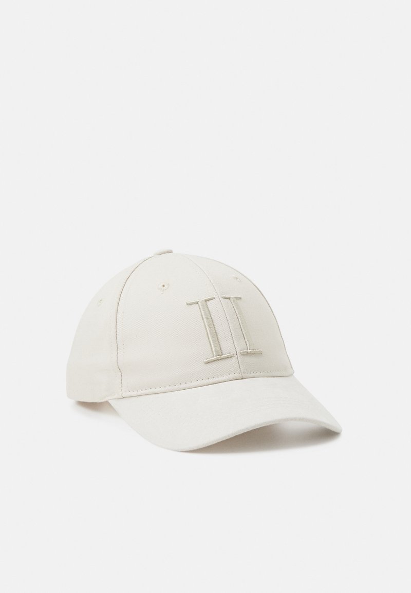 Casquette de baseball écrue avec visière incurvée et chiffres romains brodés "II" sur le panneau avant.