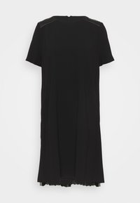 Sort kjole med korte ærmer, rund halsudskæring og læderdetaljer på skuldrene. Kjolen har en løs pasform og en lige nederste kant.