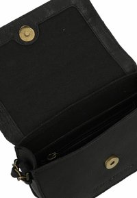 Borsa a tracolla in pelle nera con finitura texturizzata, chiusura a scatto magnetico e un compartimento con zip all'interno. Presenta dettagli in metallo dorato.