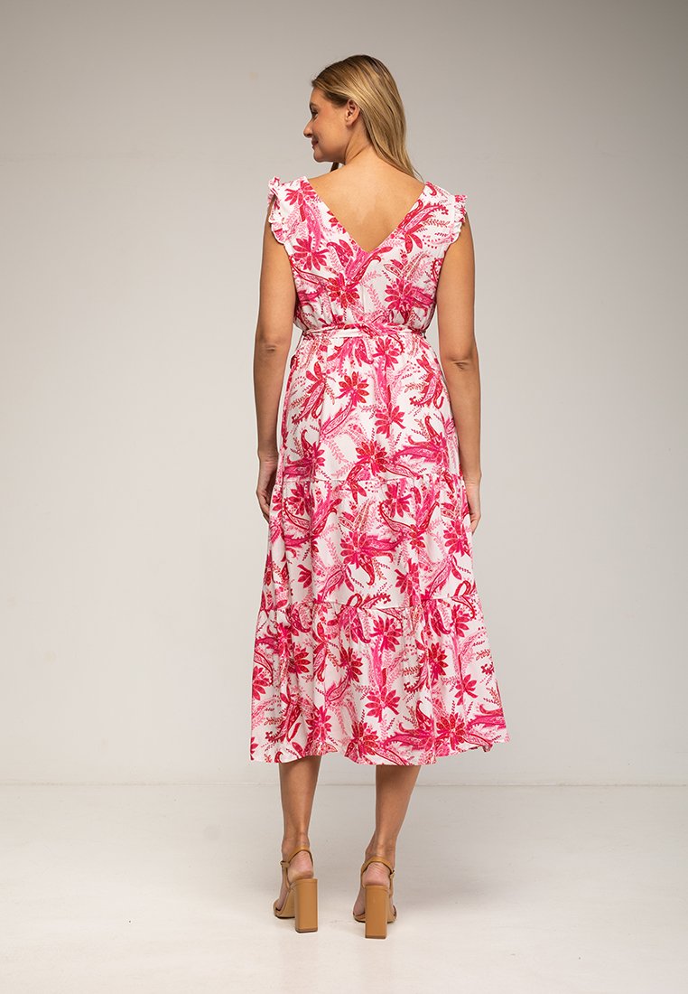 Robe maxi fleurie avec un dos en V, présentant un motif rose et blanc, des manches volantées et un design de jupe à volants. Fabriquée en tissu léger.