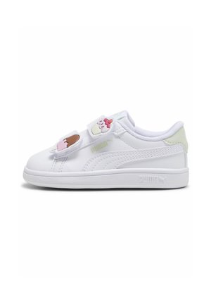 Zapatilla blanca Puma con correas de parche de cupcake y helado y detalle de talón verde claro mostrada de lado sobre un fondo blanco.