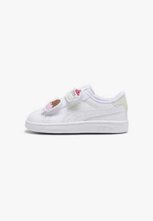 Baskets blanches Puma avec des brides à patchs cupcake et glace et détail talon vert clair, vues de côté sur fond blanc.