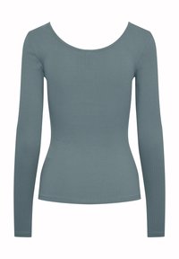 Tillskuren långärmad ribbad topp i dämpad blågrå färg med en bred rundad halsringning och en subtil textur.