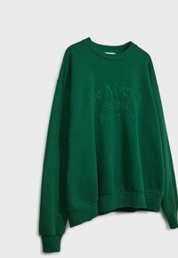 Sweat-shirt vert à col rond avec manches longues et texte en relief "Le Marais Paris Est. 1993" sur le devant.