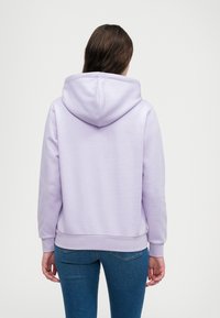 Heled halli kapuutsiga sweatshirts, mis on valmistatud pehmest puuvillasegust, ribakäiste ja -äärega, omades mugavat lõiget ja kapuutsi kaeluses.