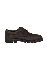 Chaussure en suède marron à lacets avec un bout rond, des coutures contrastantes et une semelle en caoutchouc texturée avec un motif d'adhérence.