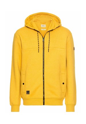 Gelber Kapuzenpullover mit Reißverschluss, seitlichen Taschen, gerippten Bündchen und einem Etikett auf der unteren linken Seite. Glatte Stofftextur.