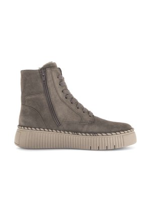 Hoge suede sneakerboot in taupe met een chunky ribbelzool, een zijrits en bijpassende veters op een witte achtergrond.