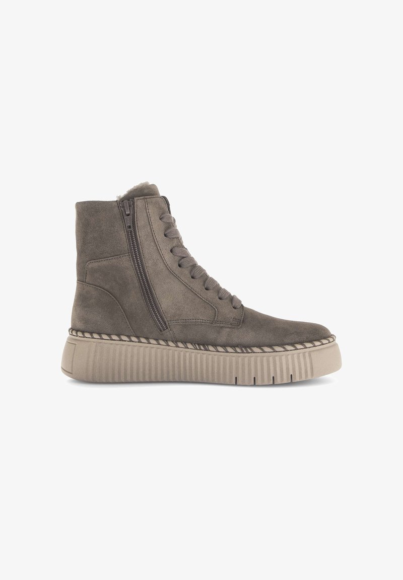 Sneaker boot in suede alta in taupe con suola spessa e scanalata, cerniera laterale e lacci abbinati su sfondo bianco.