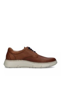 Sneaker in pelle marrone con punta arrotondata, occhielli blu navy e suola in gomma crema con cuciture decorative lungo il bordo.