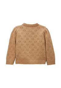 Pull en maille beige avec des manches longues bouffantes et un motif de petits œillets régulièrement espacés.